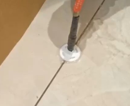 南关瓷砖空鼓维修公司专业解答瓷砖在铺贴过程中，如果没有涂抹均匀到位的粘结材料（如水泥砂浆或瓷砖胶），可能会导致以下问题