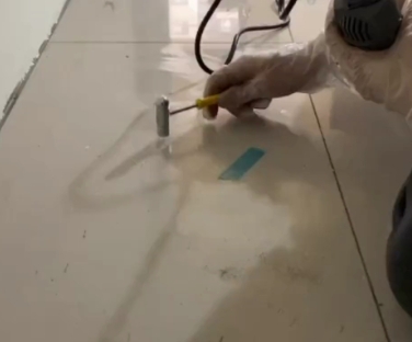 南关瓷砖开裂维修公司专业分享瓷砖在铺贴前如果没有沥干水分，将会导致以下问题